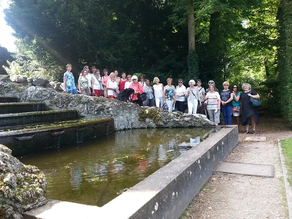 Verein für Hauspflege Team - Ausflug in einen Park vor einem Springbrunnen