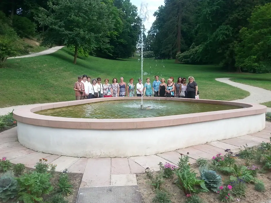 Verein für Hauspflege Team - Ausflug in einen Park vor einem Springbrunnen