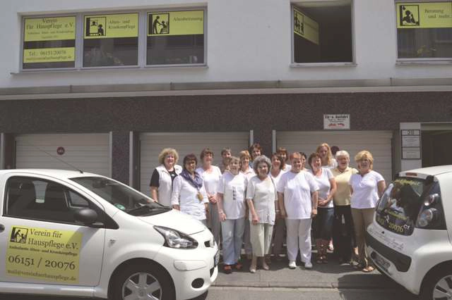 Teambild vor der Firma mit den Mitarbeitern